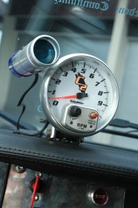 Takometer dengan shift light part wajib untuk memantau rpm dan panduan perpindahan gigi