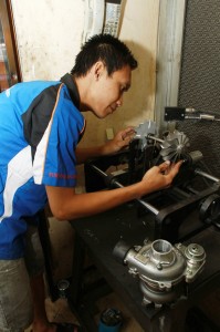 Beberapa bagian turbo wajib di balancing ulang agar presisi.