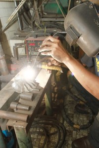 Menggunakan las argon untuk merekondisi bagian turbo